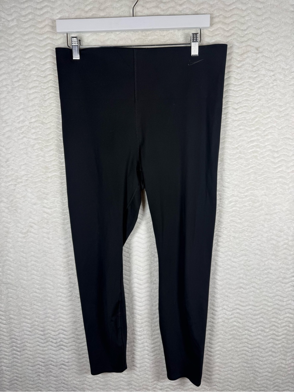Nike Dri-FIT athletic leggings featuring a high-rise waistband 😎🔥